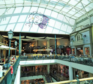 Rundgang durch das Einkaufszentrum Via Catarina