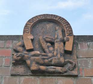 Hauszeichenstele mit Fantasie-Hauszeichen