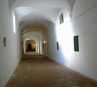 Lange Flure rects die Eingänge der Zellen