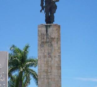 Bronzestatue von Che auf einem Steinquader