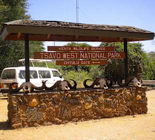 Am Eingang zum Tsavo west