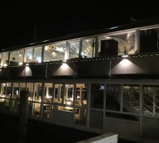 Das Restaurant und Café Traveblick bei Nacht