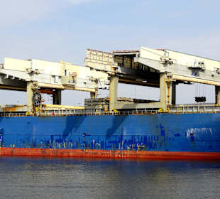 Frachter an der Pier