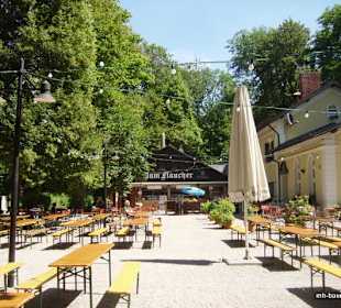 Blick zum Ausgabestand des Flaucher Biergarten