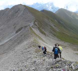 Steiler Abstieg vom Pezid