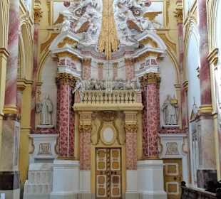 Zugang zur Sakristei mit Pfingswunder