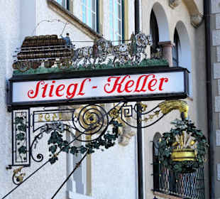 Zunftschild über dem Eingang zum Stieglkeller