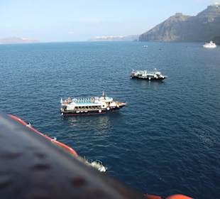 Tenderboote in Santorin