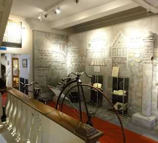 Rundgang durch die Ausstellung des Museums