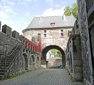 Hier vor dem Vorturm ist das Fallgitter