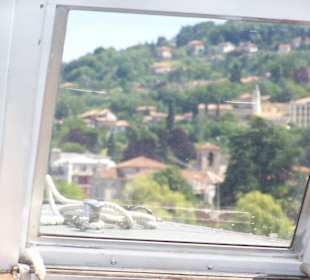 Panorama dall'oblò della barca