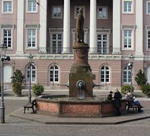 Brunnen vor dem Rathaus
