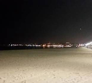 Weiter Sandstrand am späten Abend