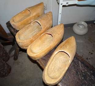Holzschuhfertigung im Dörpmuseum Münkeboe