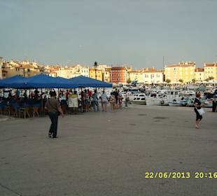 Großer Marktplatz am Hafen