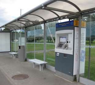 Haltestelle mit Fahrkartenautomat