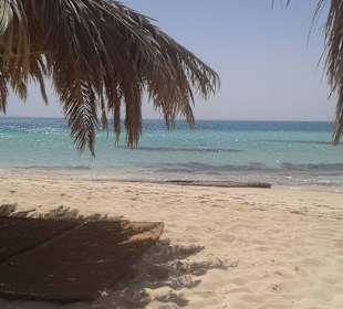 Die Aussicht vom Strand aufs Meer