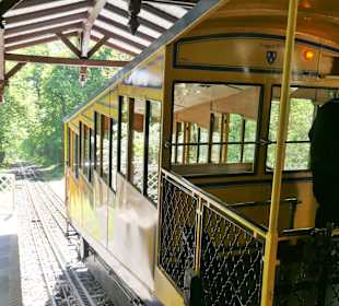 Fahrt mit der Standseilbahn Nerobergbahn