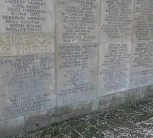 Gefallenendenkmal am Friedhof Holzhausen