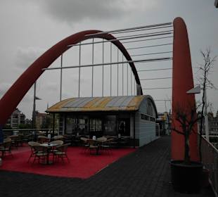 Cafés auf der Brücke