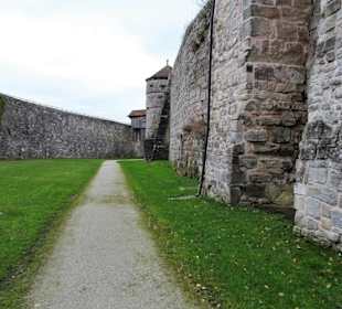 Wallgraben zwischen den Mauern der Festung