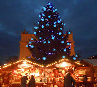 Blau leuchtender Weihnachtsbaum
