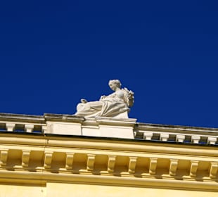 Schloss Schönbrunn Dachskulptur