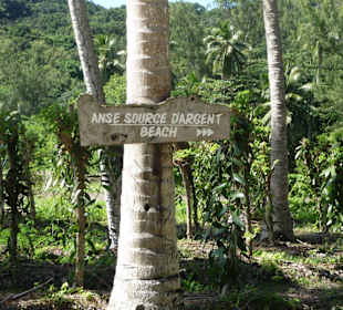 Zum bekanntesten Strand von La Digue
