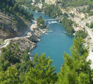 Fluss nach großer Staumauer