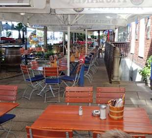Sitzplätze auf der Terrasse des Paulaner's