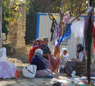 Schmuckverkäuferinnen am Eingang