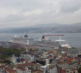 Hoch über der Stadt Blick auf die Schiffe