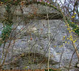 Durch diese Felsen fließt die Quelle