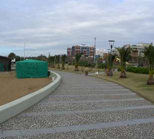 Promenade zwischen Strand und Hotel