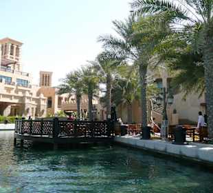 Auf einer Wasserstrasse im Madinat