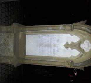 Grabsteine vom Rest des früheren Friedhofs dort