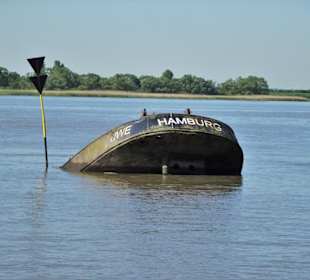 Wrack "Uwe" am Strand von Blankenese