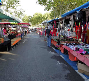 Früher Morgen auf dem Wochenmarkt Argelès-Plage
