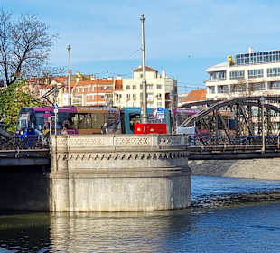 Straßenbahn auf alter Brücke 