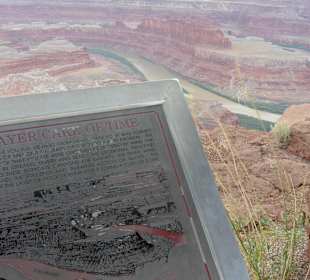 Infotafel mit Blick auf den Colorado