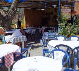 Tische im Außenbereich des Ristorante La Taverna