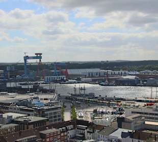 Blick vom Rathausturm auf den Kieler Hafen