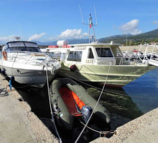 Die Ausflugsschiffe für die Fahrten zur Grotte