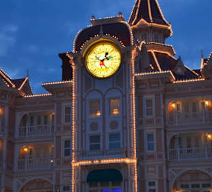 Eingang Disneyland abends