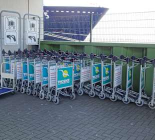 Gepäckwagen vor dem Columbus Cruise Center