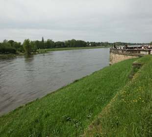 Elbe direkt am Schloss