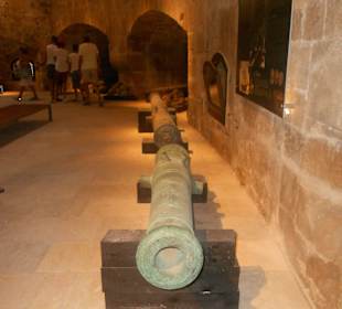 Im Innern eine der vielen Kanonen