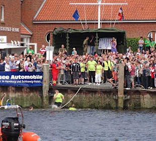 Die ersten fallen ins Wasser