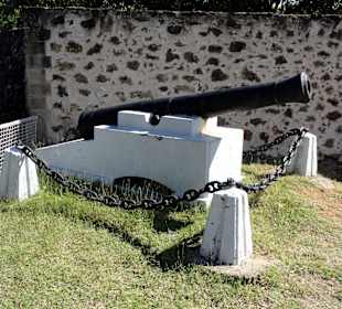 Kanone vor dem Eingang zum Fort
