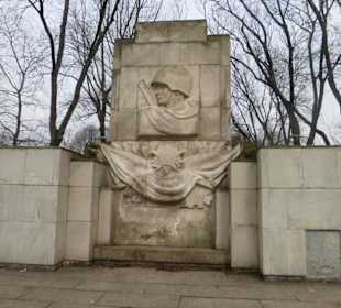 Denkmal vor dem Stadion Narodowy
